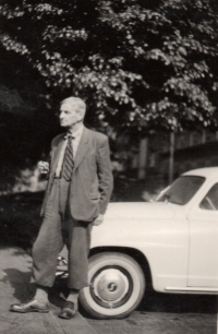 Ing. Oto Šašecí jako hlídač na parkovišti aut u sv. Václava v Praze 5, Smíchov, r. 1962