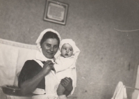 Malá Evička Šašecí v Diakonistenheimu v Římě s ošetřovatelkou („Schwester Susi“)