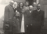 Group in front of the Church of the Holy Spirit in Telč in 1952 (from left to right, back row: Josef Mlejnek, Amálie Zástěrová, Eva Šašecí, Bohumil Přibyl, Bohumil Skořepa; front row: Danuška Cambálková - mother of the current curator of the Evangelical Church of the Czech Brethren in Telč Dana Kameníková, Vlasta Kolmanová, Adolf Nechanický - chairman of the preaching station in Telč, Josef Kolman)