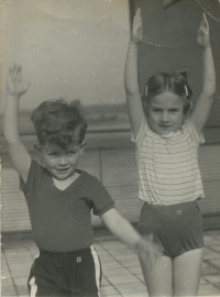 Miloslav Kloubek se sestrou cvičící