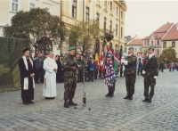 Miloslav Kloubek u bojové zástavy