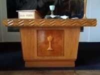 Obětní stůl ve sboru Československé církve husitské, práce Františka Brycha, Heřmanův Městec, 1960