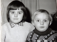 Děti Pavla Dostála zavražděné sovětským vojákem v roce 1981, Pavlína (1974) a Tomáš (1977)