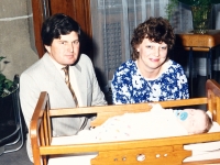 Pavel Dostál se svou druhou ženou Věrou a jejich narozený syn Jan (1988)