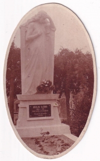 Pomník strýce Václava Slámy. Autorem sochy je jeho bratr Josef