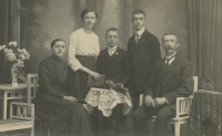 Rodina Demuth, děti Marie,  Ernst a Oswald, rodiče Emma (1874 - 1963) a Gustav (1872 - 1956)