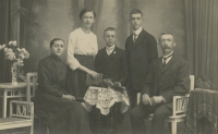 Rodina Demuth, děti Marie,  Ernst a Oswald, rodiče Emma (1874 - 1963) a Gustav (1872 - 1956)
