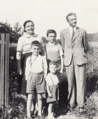 Rodina Tomkova, rodiče, synové Karel, Vladimír a Jiří, 1952