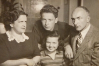 Rodina Zerzáňova - zleva matka Marie, sestra Mirka, Zdeněk a otec Zdeněk