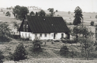 Rodný dům ve Chvalči v roce 1945, později zbourán
