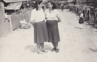 Svazačky Marie Janáková a Anna Krupičková, V Chalupách