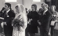 Svatba Vladimíra a Pavly Tomkových, vpravo oboje rodiče, 1972