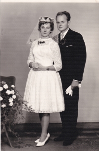 Svatební fotografie Květoslavy Chřibkové s manželem Bernardem v roce 1963