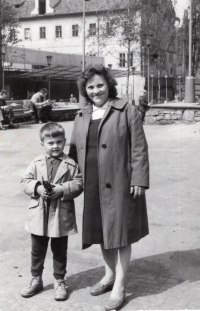Marie Machačová se synem Oldřichem, Praha, duben 1961