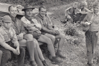 Vladimír Tomek (v klobouku) jako vedoucí na skautském táboře, 1970