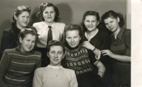 Podnik ELITE, s kolegyněmi, Marie Machačová horní řada druhá zleva, Varnsdorf, 1951