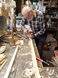 Jaromír Konrády ve své dílně – výroba pastýřské trouby pro Národopisné muzeum Plzeň