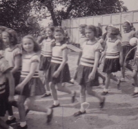 Všesokolský slet 1948, Maria uprostřed (označena propiskou)