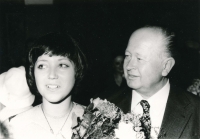 Hana Čechová s otcem, promoce 1978