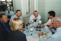 Pavel Doležel (zcela vpravo) v průběhu Závodu míru na jednání s ředitelem Tour de France J. M. Leblancem (třetí zprava); přelom 20. a 21. století