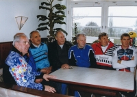 Pavel Doležel (zcela vlevo) na setkání s bývalými cyklisty; zleva od Pavla Doležela jsou Gajnan Sadjchužin, Viktor Kapitonov, Antonín Bartoníček, Jan Smolík a Michal Klasa, 1999