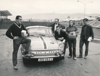 Pavel Doležel (vlevo) jako reprezentační trenér u týmového auta, 70. léta 20. století