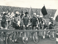 Start jedné z etap Závodu míru na zaplněném stadionu, 60. léta 20. století