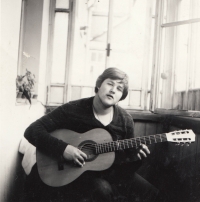 Jiří Fajmon s kytarou, 1979