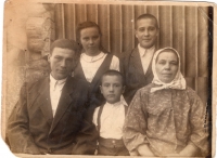 photo portrait of the Zakharkiv family: 2nd row - from left to right: sister Melaniya (Milia) and brother Teodor (Fedir), 1st row - brother Mykola, Oleksiy, and mother Matrona
