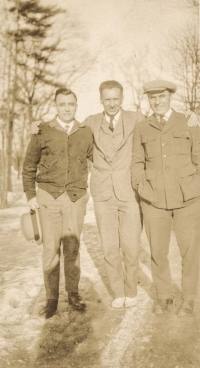 Otec pamětnice, František Miloslav Marek v Americe, Springfield 1926, uprostřed