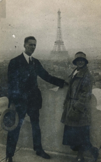 Rodiče v Paříži, 1927
