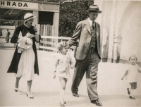 Helena Kopecká s rodiči a starší sestrou Milenou v pražské zoo