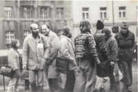 Michaela Othmani (zcela vlevo) na povolené demonstraci 10. prosince 1988 na pražském Škroupově náměstí. Zcela vpravo disident, filozof a politik Rudolf Battěk