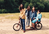 S rodinou a jednou z jeho koloběžek, 1996