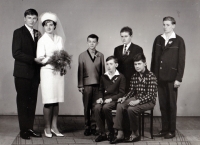Vladimír Ptaszek (stojící uprostřed) na svatbě sestry Věry, 1964
