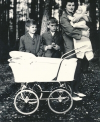 Jiří Reidinger (uprostřed) s maminkou a sourozenci, 1968