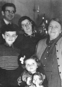 Jana Šilerová with her parents, brother and grandmother / Christmas 1954