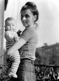 Jana Šilerová s dcerou Kristýnou / 1978