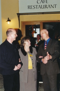 Richard Stára s matkou a bratrem, Praha 1999
