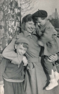 Richard Stára s matkou Růženou a bratrem Jaroslavem, Praha 1958