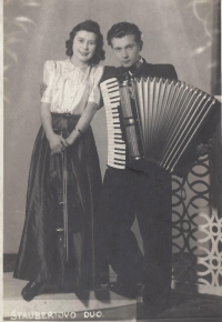 Štaubertovo duo - strýc se sestrou, cca 1938
