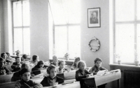 The class of Jan Bartoš in Jarošov Elementary School in 1955 with a portrait of V. I. Lenin