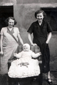 Maminka s přítelkyní a malou Ilonou (r. 1936)