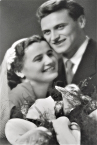 Jaroslav Smutný. Svatební foto novomanželů Jaroslava a Vlasty Smutných. 15. 12. 1956. 