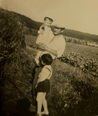 Jan Zich v dětství s otcem a sestrou, rok 1969