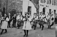 Jaroslav Smutný jako basista Horňácké muziky Martina Hrbáče při zahraničním zájezdu FS Brozané v Anglii. Druhá pol. 60. let.