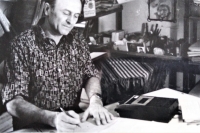 Jaroslav Smutný při přepisu písní z magnetofonu do notového záznamu. 1971. 