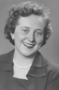 Hana Tomková na maturitním tablu 1952