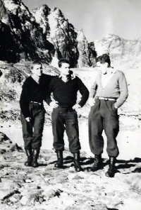 Ve Vysokých Tatrách během pobytu na vojenské škole v Popradě 1. prosince 1963 (uprostřed)