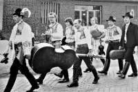 Jaroslav Smutný, uprostřed nesoucí basu, jako basista, zakladatel a vedoucí souboru Radošov ve Veselí nad Moravou, druhá pol. 70. let 20. stol.